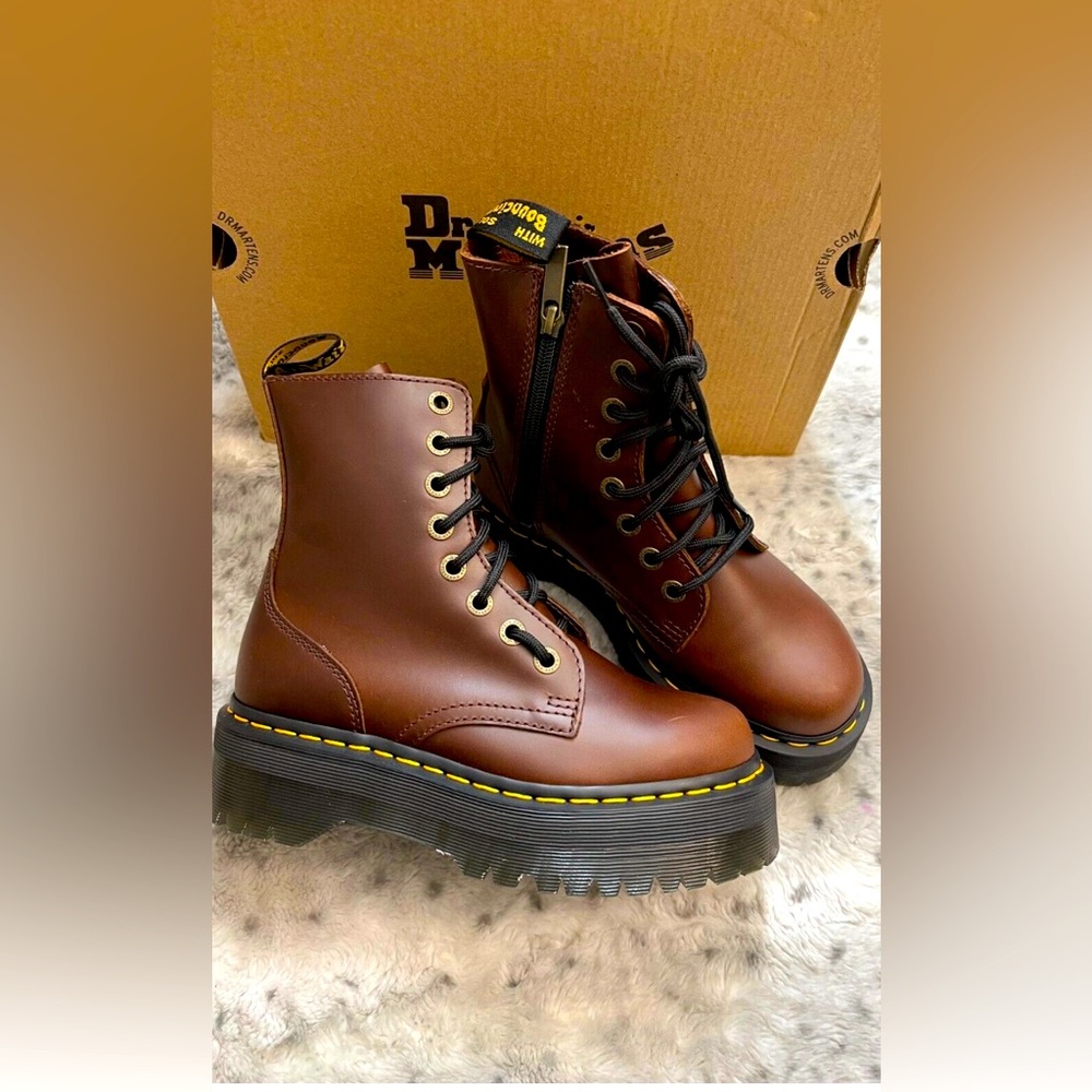 ‼️Brand NEW‼️ ✨DR.Martens Platform Dark Brown✨ Size 8 & 10